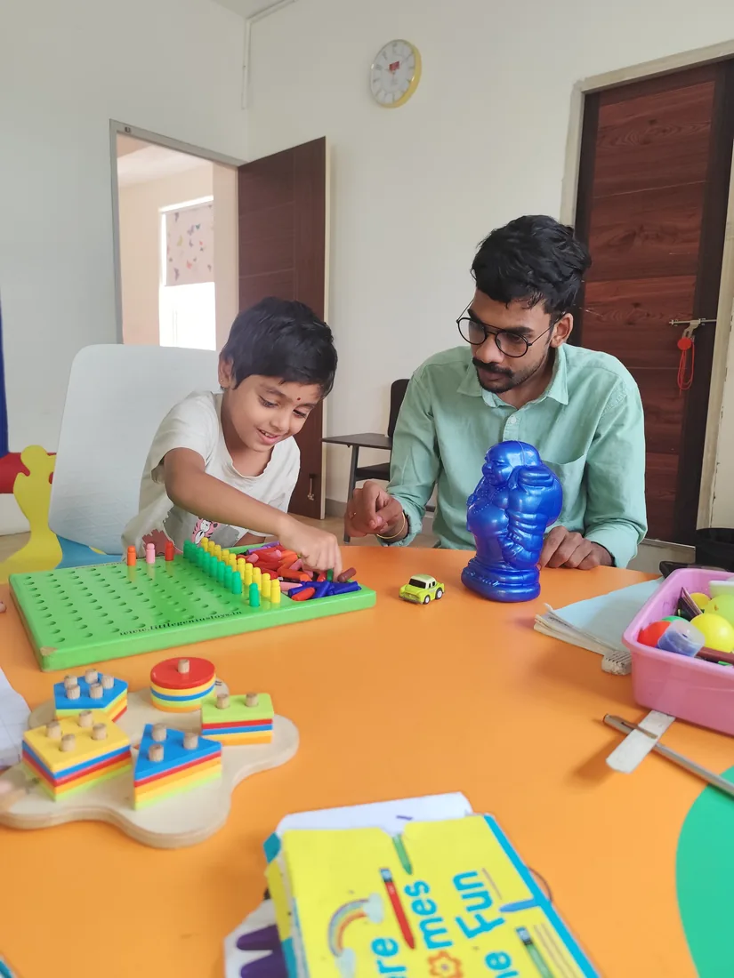 One-on-one learning session with an educator and building blocks
